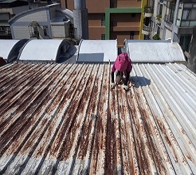 台北市內湖區新明路4樓鐵皮屋頂施作防水隔熱層施工 