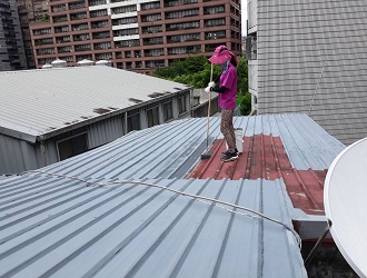 台北市八德路五樓鐵皮屋頂鏽蝕施作水隔熱工程施工