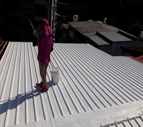 台北市內湖區新明路4樓鐵皮屋頂施作防水隔熱層施工 