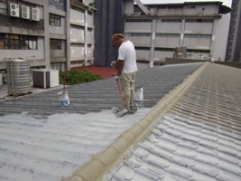 龍偉實業公司-鐵皮屋頂施作防水隔熱熱層施工